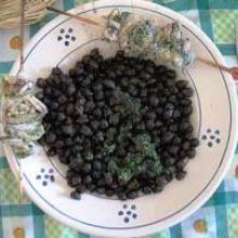 Ceci neri di Foggia e spiedini di pesce azzurro